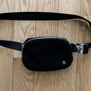 Lululemon Everywhere Fleece Belt Bag - Black